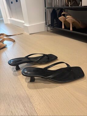 GUC flip flop kitten heels black leather